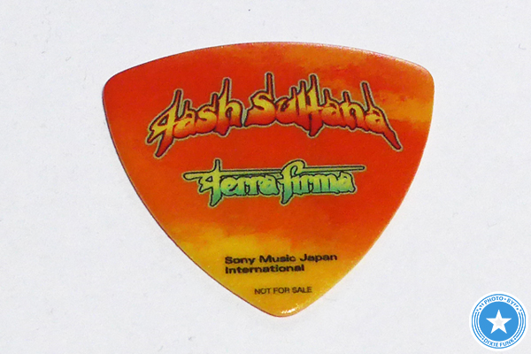 タッシュ・サルタナの『Terra Firma』のオマケで付いてきたギター・ピックの写真1枚目
