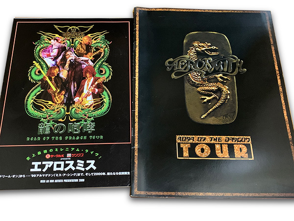 『Roar of The Dragon Tour』のツアーパンフレットの写真1枚目