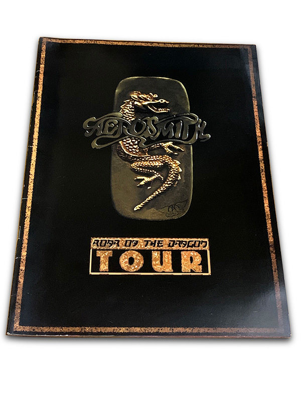 『Roar of The Dragon Tour』のツアーパンフレットの写真2枚目